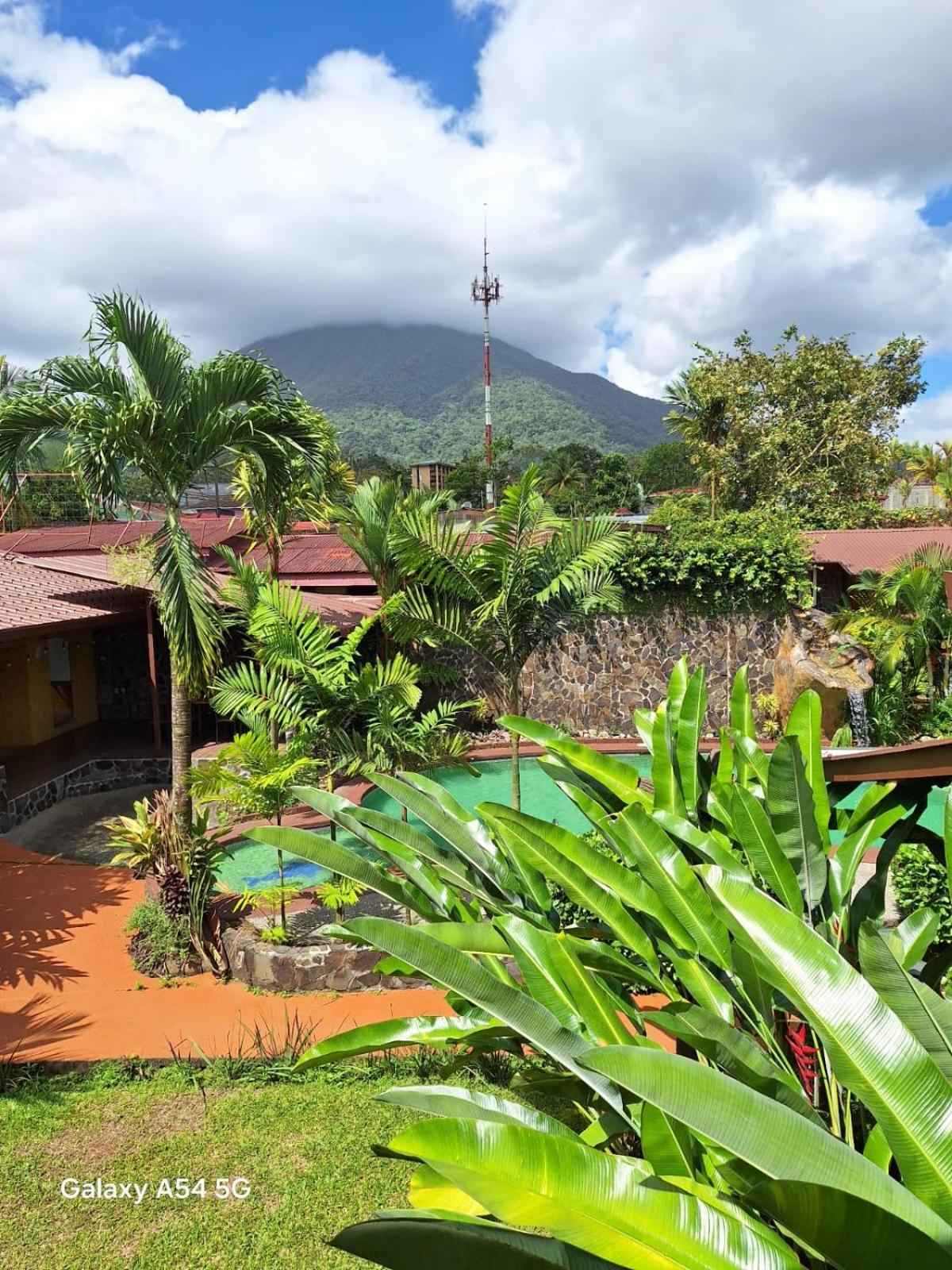 Hotel Iris Arenal La Fortuna Exterior photo