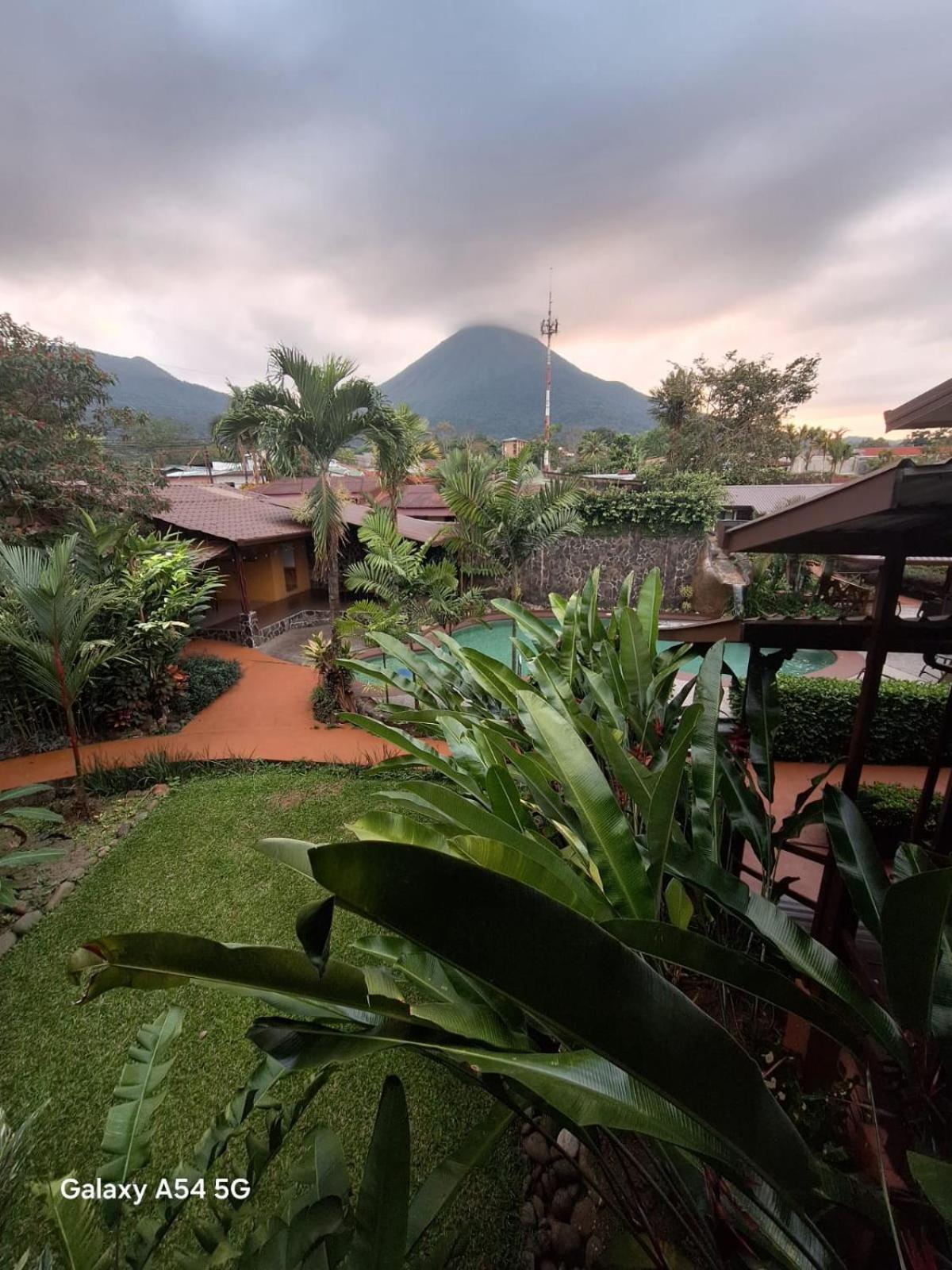 Hotel Iris Arenal La Fortuna Exterior photo