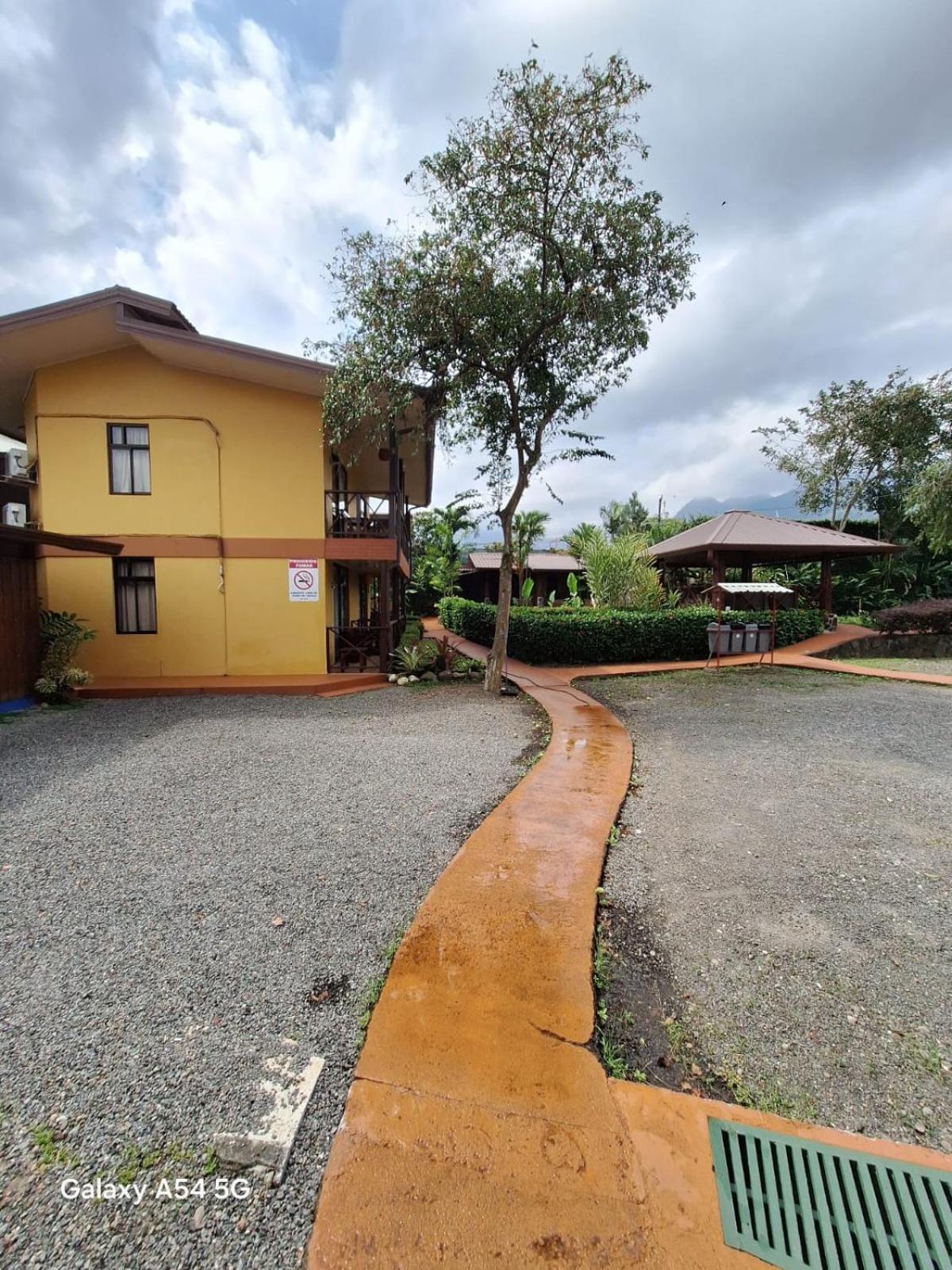 Hotel Iris Arenal La Fortuna Exterior photo
