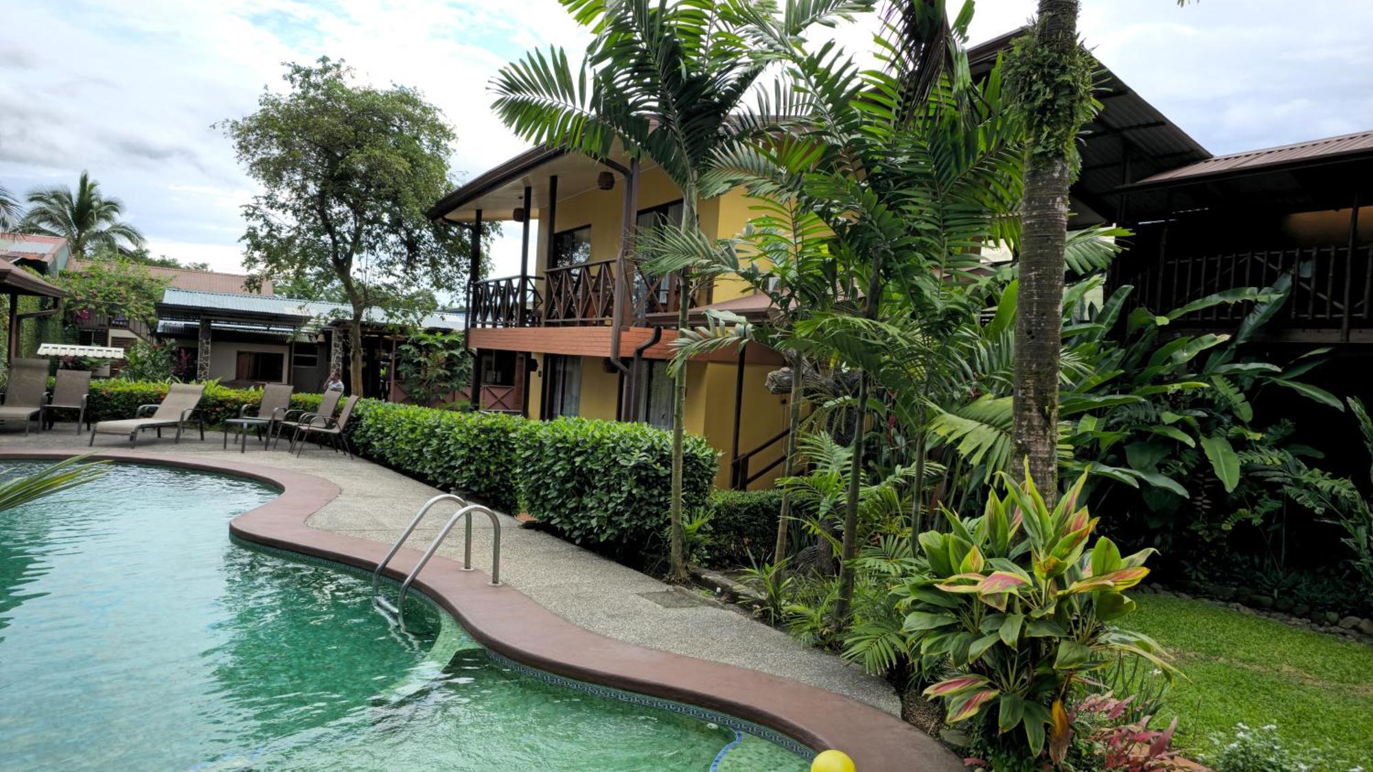 Hotel Iris Arenal La Fortuna Exterior photo